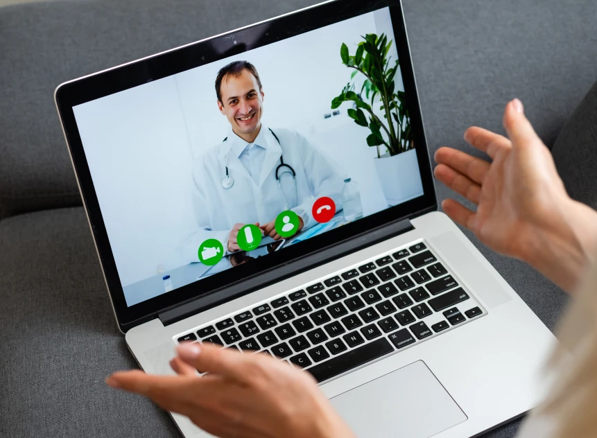 consulta de telemedicina pelo notebook